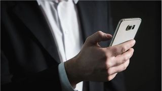 Poveste cu final tragic pentru un soț care nu reușea să ia legătura cu nevasta lui. Băiețelul mai mare a răspuns la telefon: &bdquo;Tati, mama doarme...&rdquo;. Bărbatul a plecat de urgență de la muncă. Ce a găsit acasă&hellip;