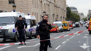 Bărbat ”neutralizat” prin împuşcare în cartierul de afaceri La Défense după ce ameninţă poliţişti cu o armă albă