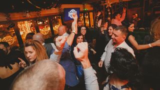 Un pub de la malul mării le propune clienţilor săi o petrecere inedită pentru noaptea de Revelion: Old me, New me!