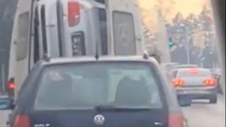 Rom&acirc;nia țara tuturor posibilităților. BMW &icirc;ndesat &icirc;n dubă pe străzile din Suceava