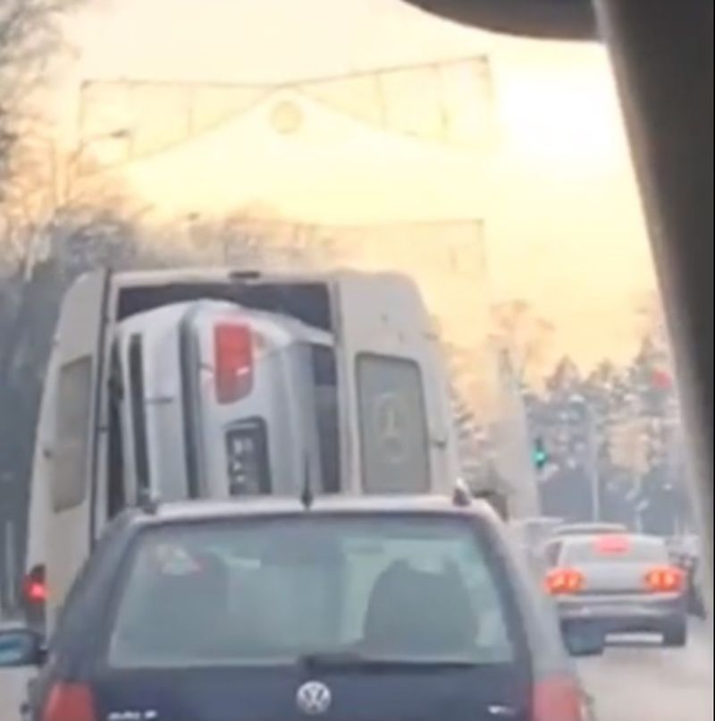 România țara tuturor posibilităților. BMW îndesat în dubă pe străzile din Suceava