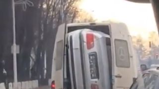 România țara tuturor posibilităților. BMW îndesat în dubă pe străzile din Suceava