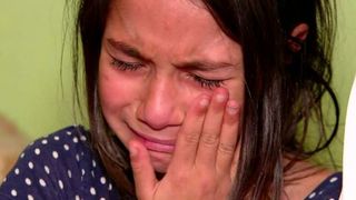 Vis &icirc;mplinit pentru o familie greu &icirc;ncercată de soartă! Povestea emoționantă a celor trei surori orfane care vor primi de Crăciun o casă | VIDEO