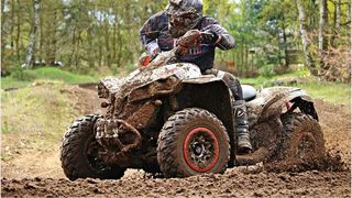 Trei tineri care s-au rătăcit după ce au mers cu ATV-urile &icirc;ntr-o zonă greu accesibilă din Munții Semenic au fost salvați de jandarmi