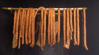 Cârnaţi de casă. Cum se prepară corect și care este Ingredientul secret care îi face foarte gustoși