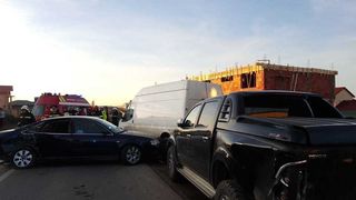 Trei persoane au fost rănite, după ce maşina &icirc;n care erau a intrat &icirc;ntr-un autoturism parcat