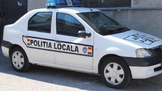 Un bărbat şi-a rănit soţia cu un cuţit, fiind rănit, la r&acirc;ndul său, de poliţiştii care au executat un foc de armă pentru a-l calma şi a-l opri