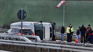 Microbuz cu 9 rom&acirc;ni răsturnat &icirc;n Germania, pe autostradă. Unul dintre ei e &icirc;n stare gravă
