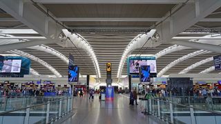 Trei persoane au fost reținute pe aeroport după ce au fost prinse cu droguri în valoare de 2 milioane de lire sterline