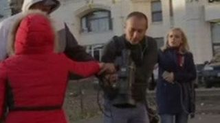 VIDEO | Imagini cu fiul lui Dincă &icirc;n timp ce agresează doi jurnaliști. I-a umplut de s&acirc;nge și le-a spart camerele