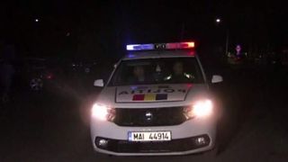 VIDEO | Constanţa: Focuri de armă trase de poliţişti pentru a opri o maşină. Un t&acirc;năr aflat &icirc;n autoturism a fost &icirc;mpuşcat &icirc;n cap