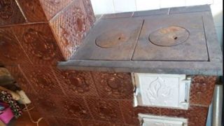 O persoană a murit și alte patru au ajuns la spital după ce au fost intoxicați cu naftalină