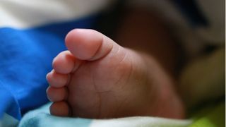 Tragedia unei familii: bebelușul lor a murit imediat după ce a fost născut: &bdquo;C&acirc;nd a &icirc;mpins, copilul a ieșit prea repede și nimeni nu a apucat să-l prindă, căz&acirc;nd pe jos&rdquo;