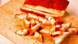 Slănină fiartă cu usturoi și boia. Ingredientul secret care o face savuroasă!