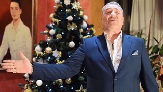 Nelson Mondialu s-a apucat de c&acirc;ntat. Ascultă colinda de Crăciun adresată rom&acirc;nilor