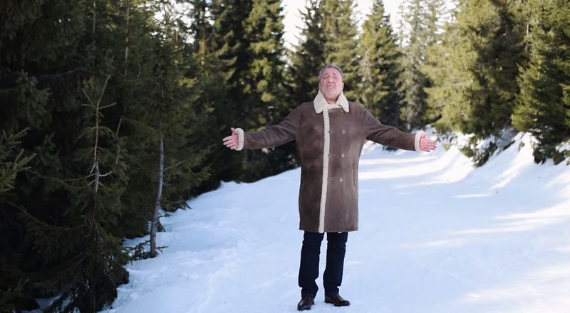 Nelson Mondialu s-a apucat de cântat. Ascultă colinda de Crăciun adresată românilor