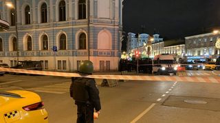 Un agent din cadrul serviciilor de securitate ucis şi cinci persoane rănite într-un atac armat lângă sediul central FSB, anunţă serviciile secrete ruse