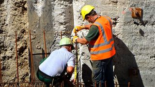 Cum se cumpără "sclavi" români pentru șantierele din Londra! O anchetă BBC scoate la iveală detalii uimitoare