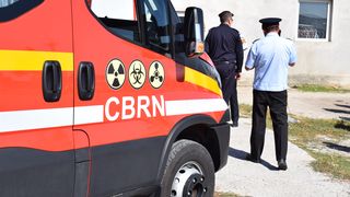 Locatarii unui bloc din Ploieşti, evacuaţi din cauza unui miros &icirc;nţepător