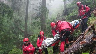 Neamţ: Salvamontiştii intervin pentru a recupera o persoană cu traumatism la un picior, &icirc;n Masivul Ceahlău