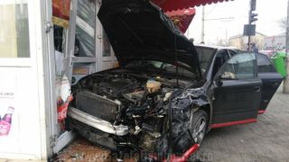 Accident spectaculos &icirc;n Hunedoara: o mașină &icirc;n care se aflau 4 persoane a intrat &icirc;n peretele unui magazin