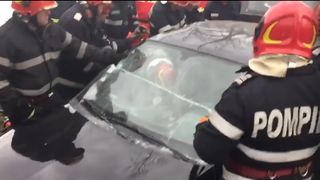 Accident teribil &icirc;n Hunedoara: zeci de pompieri au intervenit să salveze trei fetițe rămase &icirc;ncarcerate &icirc;ntr-o mașină (VIDEO)