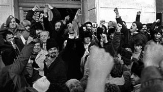 Guvernul marchează &icirc;mplinirea a 30 de ani de la Revoluţia din decembrie 1989, printr-un eveniment organizat la Ateneul Rom&acirc;n. Şeful statului va lua parte la manifestări. Pe sediul MAI va fi realizată o proiecţie de imagini