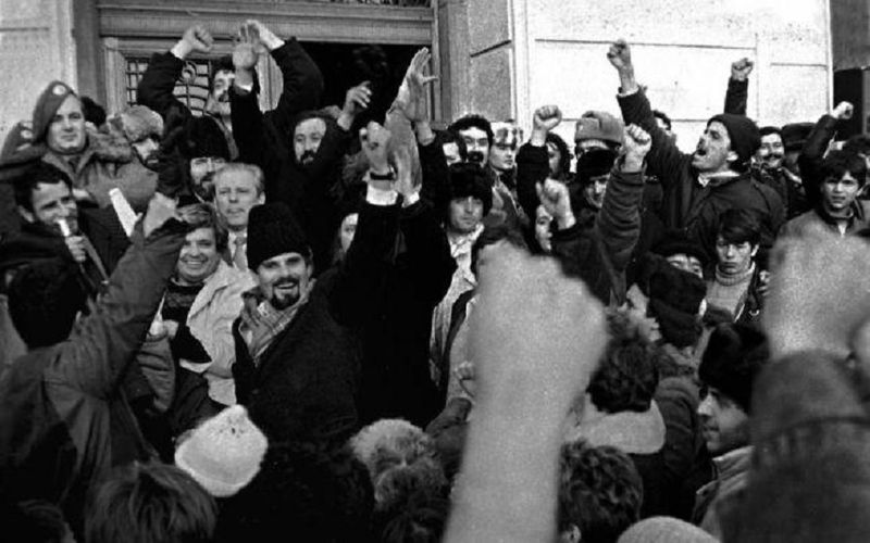 Guvernul marchează împlinirea a 30 de ani de la Revoluţia din decembrie 1989, printr-un eveniment organizat la Ateneul Român. Şeful statului va lua parte la manifestări. Pe sediul MAI va fi realizată o proiecţie de imagini