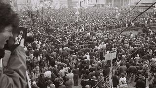 Guvernul marchează &icirc;mplinirea a 30 de ani de la Revoluţia din decembrie 1989, printr-un eveniment organizat la Ateneul Rom&acirc;n. Şeful statului va lua parte la manifestări. Pe sediul MAI va fi realizată o proiecţie de imagini