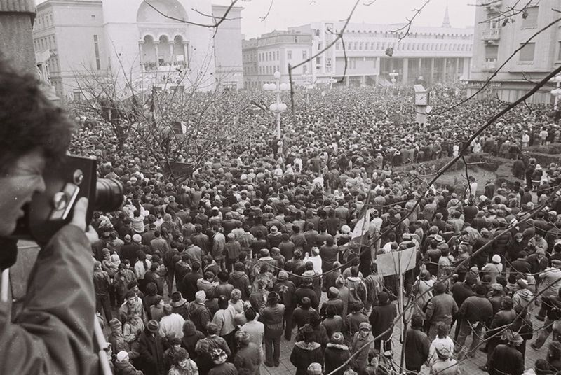 Guvernul marchează împlinirea a 30 de ani de la Revoluţia din decembrie 1989, printr-un eveniment organizat la Ateneul Român. Şeful statului va lua parte la manifestări. Pe sediul MAI va fi realizată o proiecţie de imagini