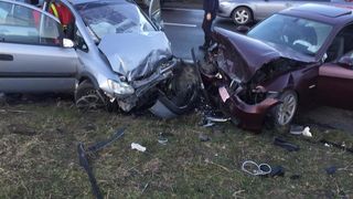 Sibiu: Două maşini s-au ciocnit pe DN 7, după ce un şofer cu experienţă de doar un an a intrat într-o depăşire neregulamentară; zece persoane au fost rănite - FOTO/ VIDEO