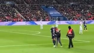 Un copil a intrat pe teren &icirc;n timpul meciului PSG - Amiens pentru a obţine un autograf de la Mbappe - VIDEO