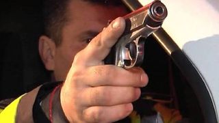 Un hoț a fost împușcat de un polițist după ce a fost prins în flagrant în timp ce încerca să fure dintr-un cabinet medical