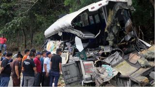 Accident cumplit: 20 de oameni au murit &icirc;n urma unui impact frontal &icirc;ntre un autocar și un camion