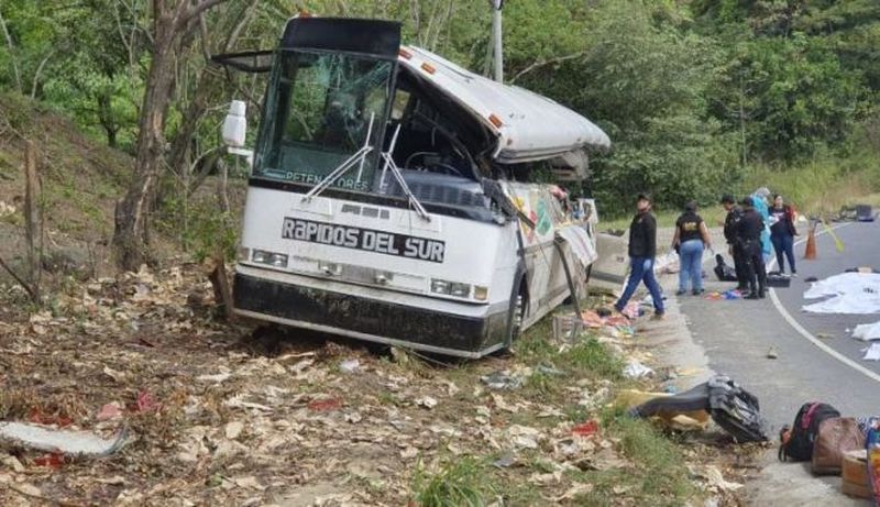 Un accident teribil s-a produs în zona localității Gualan din estul Guatemalei. Un autocar s-a izbit frontal de un camion, conform agenției Reuters.