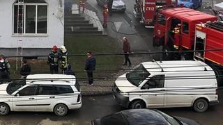 Incendiu violent într-un bloc din Beclean. Pompierii au evacuat 30 de persoane: ”Arde pe o suprafață de aproximativ 100 mp”