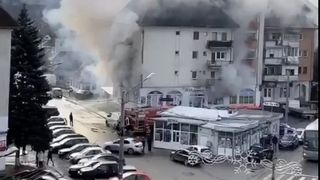 Incendiu violent &icirc;ntr-un bloc din Beclean. 30 de persoane, evacuate