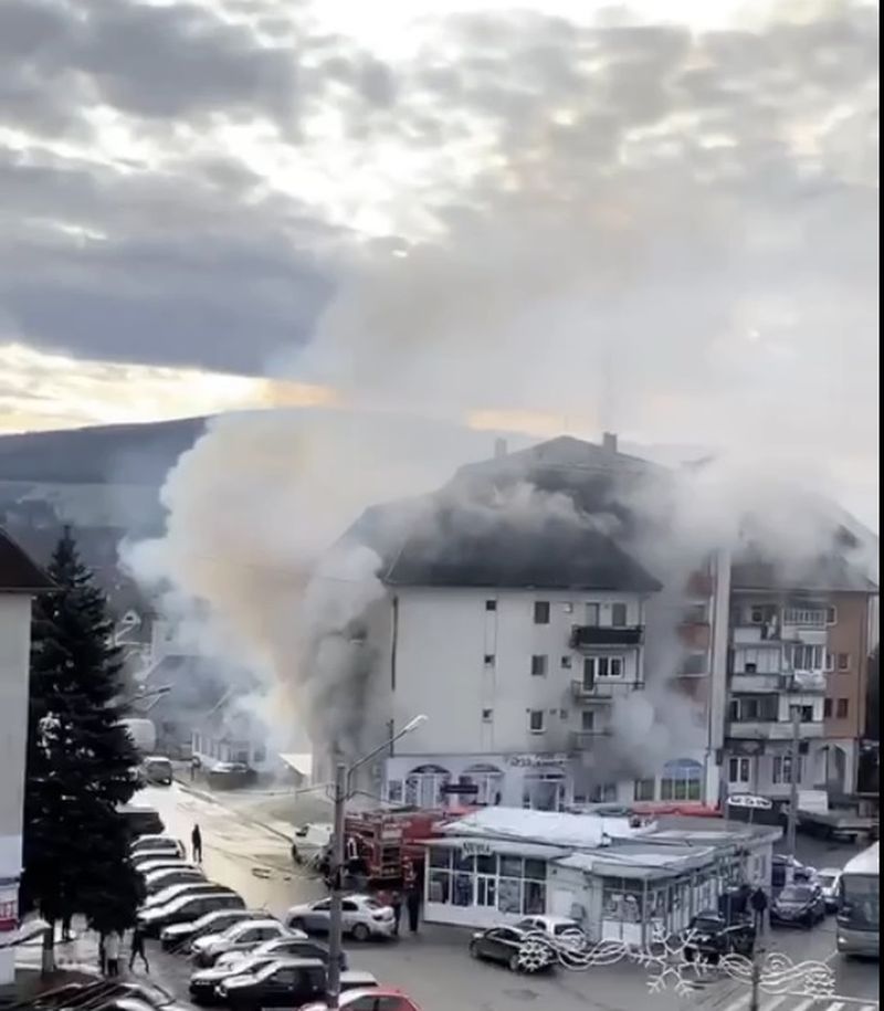 Incendiu violent într-un bloc din Beclean. 30 de persoane, evacuate
