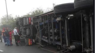 Accident pe autostrada A1: un TIR s-a răsturnat