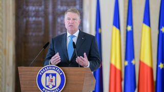 Cum arăta Klaus Iohannis acum 40 de ani! Uite-l pe preşedintele Rom&acirc;niei la bustul gol, &icirc;n timp ce făcea plajă pe c&acirc;mp!