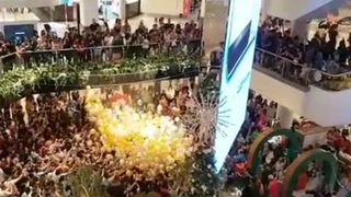 VIDEO | Zeci de oameni s-au călcat &icirc;n picioare pentru tichetele cadou de Crăciun