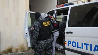 Zece persoane, cu v&acirc;rste cuprinse &icirc;ntre 18 şi 52 de ani, au fost reţinute, după ce au agresat o femeie şi au distrus bunuri dintr-o societate