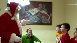 VIDEO | Moș Crăciun a venit încărcat cu daruri