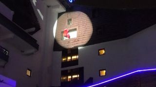 VIDEO | Moș Crăciun a cobor&acirc;t pe fr&acirc;nghie, la hotel