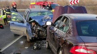 Accident grav în Timiş: 10 persoane, între care patru copii, implicate. O persoană a murit