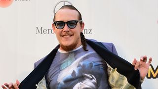 What's Up a luat-o razna şi pe scenă! În timpul unui concert, cântăreţul care a ajuns la Poliţie după un scandal cu iubita i-a cerut demisia preşedintelui Traian Băsescu! VIDEO