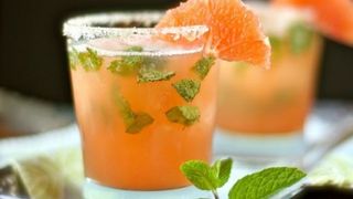 Ce să bei după mesele copioase de Crăciun ca să îți revii