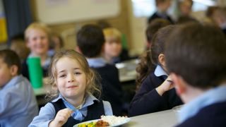 Ministerul Educaţiei propune extinderea programului pilot &rdquo;Masă caldă&rdquo;