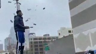 VIDEO | Un rapper a aruncat cu bani &icirc;n oameni. Imaginile sunt incredibile