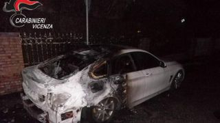 Român reținut în Italia după ce a incendiat două mașini de lux